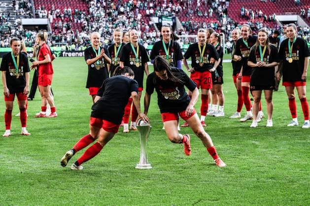 Fussball, DFB-Pokal der Frauen Saison 2024 2025 Finale FC Bayern München - SV Werder Bremen 01.05.2025, RheinEnergieSTADION Die Spielerinnen vom FC Bayern München freuen sich nach dem Spiel über den Pokalsieg Köln RheinEnergieSTADION Nordrhein-Westfalen Deutschland