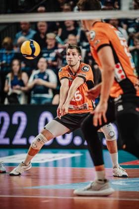 Volleyball Herren Saison 2024 2025 1. Volleyball Bundesliga Männer Finale SVG Lüneburg vs. BERLIN RECYCLING Volleys 01.05.2025 Moritz Reichert ( 15, Berlin Recycling Volleys) nimmt den Ball an Lüneburg LKH Arena Niedersachsen Deutschland