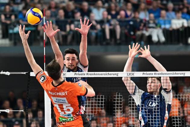 Volleyball I Herren I Saison 2024-2025 I Bundesliga I Finale I Spiel 2 I SVG Lüneburg - BERLIN RECYCLING Volleys I 1.5.2025 Manche Schiedsrichter sind gnädiger als andere - der klar geworfene Ball von (15, SVG Lüneburg) gegen den Doppelblock von Xander Wolf Wassenaar Ketrzynski (11, SVG Lüneburg) und Simon Torwie (1, SVG Lüneburg) wird gut gegeben Lüneburg LKH Arena Niedersachsen Deutschland Copyright: xLobeca AndreasxHannigx