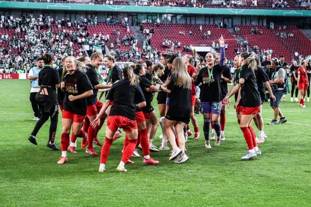 Fussball, DFB-Pokal der Frauen Saison 2024 2025 Finale FC Bayern München - SV Werder Bremen 01.05.2025, RheinEnergieSTADION Die Spielerinnen vom FC Bayern München freuen sich nach dem Spiel über den Pokalsieg Köln RheinEnergieSTADION Nordrhein-Westfalen Deutschland