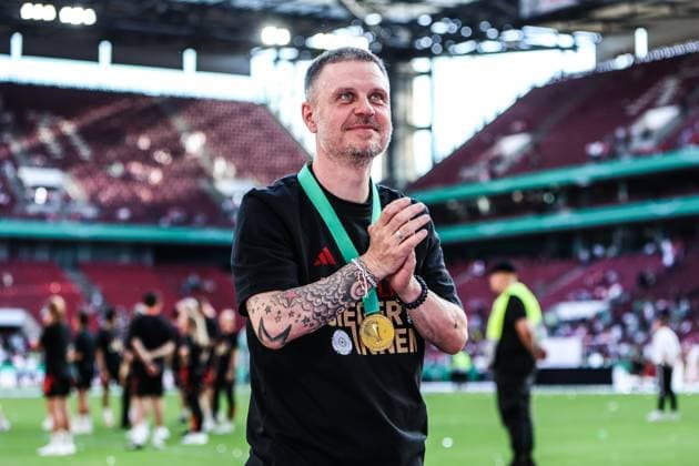 Fussball, DFB-Pokal der Frauen Saison 2024 2025 Finale FC Bayern München - SV Werder Bremen 01.05.2025, RheinEnergieSTADION Alexander Strauss (Cheftrainer, FC Bayern München) Köln RheinEnergieSTADION Nordrhein-Westfalen Deutschland