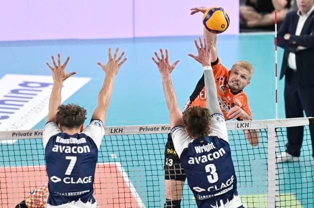 GER; 1.VBL, SVG Lueneburg vs Berlin Recycling Volleys 01.05.2025, LKH Arena, Lueneburg, GER; 1. VBL, Play Offs, Finale, SVG Lueneburg vs Berlin Recycling Volleys im Bild Ruben Schott (Berlin 13) versucht sich gegen Joscha Kunstmann (Lueneburg 07) und Michael Patrick Wright (Lueneburg 03) durchzusetzen