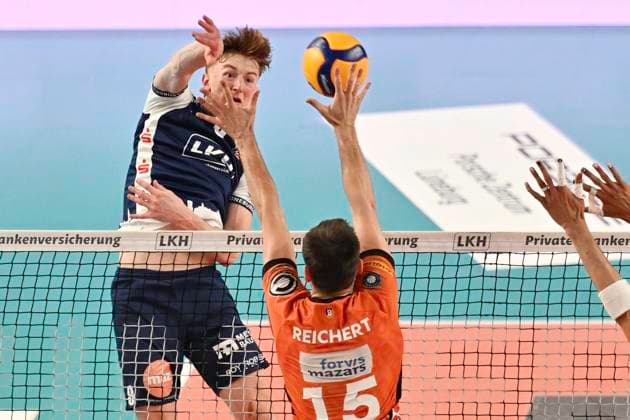 GER; 1.VBL, SVG Lueneburg vs Berlin Recycling Volleys 01.05.2025, LKH Arena, Lueneburg, GER; 1. VBL, Play Offs, Finale, SVG Lueneburg vs Berlin Recycling Volleys im Bild Oskar Espeland (Lueneburg 09) versucht sich gegen Moritz Reichert (Berlin 15) durchzusetzen