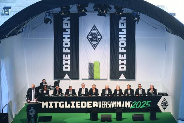 Fußball 1. Bundesliga Mitgliederversammlung Borussia Mönchengladbach am 28.04.2025 im Borussia-Park in Mönchengladbach V.l.n.r.: Gabriele Onkelbach ( Assistentin der Geschäftsführung Präsidium Mönchengladbach ) - Gerardo Seoane ( Trainer Cheftrainer Mönchengladbach ) - Roland Virkus ( Geschäftsführer Mönchengladbach ) - Markus Aretz ( Geschäftsführer Mönchengladbach ) - Dr. Stefan Stegemann ( Geschäftsführer CEO Mönchengladbach ) - Rainer Bonhof ( Präsident Mönchengladbach ) - Hannelore Kraft ( Vizepräsidentin Mönchengladbach ) - Roger Brandts ( Vizepräsident Mönchengladbach ) - Uwe Kamps ( Präsidiumsmitglied Mönchengladbach ) - Michael Hollmann ( Aufsichtsratsvorsitzender Mönchengladbach )