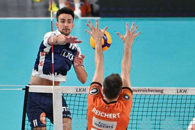 GER; 1.VBL, SVG Lueneburg vs Berlin Recycling Volleys 01.05.2025, LKH Arena, Lueneburg, GER; 1. VBL, Play Offs, Finale, SVG Lueneburg vs Berlin Recycling Volleys im Bild Xander Kretrzynski (Lueneburg 11) versucht sich gegen Moritz Reichert (Berlin 15) durchzusetzen