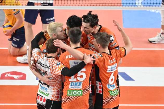 GER; 1.VBL, SVG Lueneburg vs Berlin Recycling Volleys 01.05.2025, LKH Arena, Lueneburg, GER; 1. VBL, Play Offs, Finale, SVG Lueneburg vs Berlin Recycling Volleys im Bild die Berline Mannschaft jubelt