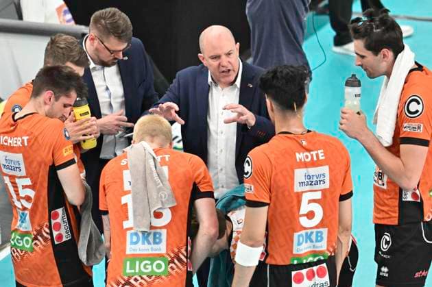 GER; 1.VBL, SVG Lueneburg vs Berlin Recycling Volleys 01.05.2025, LKH Arena, Lueneburg, GER; 1. VBL, Play Offs, Finale, SVG Lueneburg vs Berlin Recycling Volleys im Bild Trainer Joel Gregory Banks (Berlin) spricht mit seiner Mannschaft