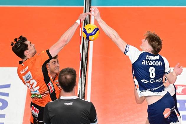 Volleyball I Herren I Saison 2024-2025 I Bundesliga I Finale I Spiel 2 I SVG Lüneburg - BERLIN RECYCLING Volleys I 1.5.2025 Jake Hanes (22, Berlin Recycling Volleys) drückt den Ball gegen Oskar Alve Espeland (9, SVG Lüneburg) übers Netz - das ist der Satzgewinn - Berlin führt 1:2 Lüneburg LKH Arena Niedersachsen Deutschland Copyright: xLobeca AndreasxHannigx