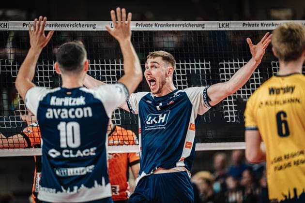 Volleyball Herren Saison 2024 2025 1. Volleyball Bundesliga Männer Finale SVG Lüneburg vs. BERLIN RECYCLING Volleys 01.05.2025 Simon Torwie ( 1, SVG Lüneburg) reisst die Arme hoch und jubelt Lüneburg LKH Arena Niedersachsen Deutschland