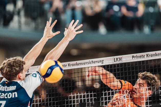 Volleyball Herren Saison 2024 2025 1. Volleyball Bundesliga Männer Finale SVG Lüneburg vs. BERLIN RECYCLING Volleys 01.05.2025 rechts Tobias Krick ( 21, Berlin Recycling Volleys) beim Angriff gegen links Joscha Kunstmann ( 7, SVG Lüneburg) Lüneburg LKH Arena Niedersachsen Deutschland