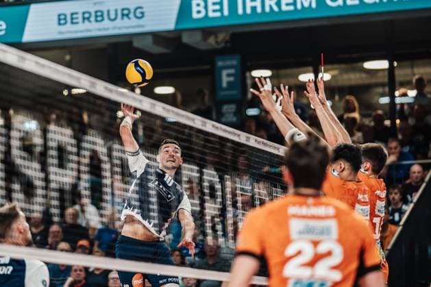 Volleyball Herren Saison 2024 2025 1. Volleyball Bundesliga Männer Finale SVG Lüneburg vs. BERLIN RECYCLING Volleys 01.05.2025 Lorenz Karlitzek ( 10, SVG Lüneburg) beim Angriff Lüneburg LKH Arena Niedersachsen Deutschland