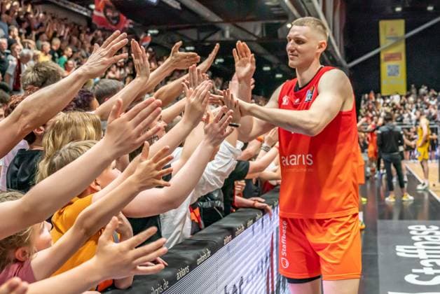 Chemnitz, Deutschland 01. Mai 2025: 1.BBL - 2024 2025 - Niners Chemnitz vs. MHP Riesen Ludwigsburg Im Bild: Jonas Richter (Chemnitz) bei den Fans am Fanblock Copyright: xFotostandx xNachtigallx
