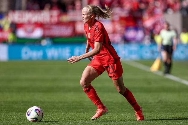Pernille Harder (FC Bayern München, 21) am Ball, Freisteller, Einzelbild, Ganzkörper, Aktion, Action, Spielszene, DIE DFB-RICHTLINIEN UNTERSAGEN JEGLICHE NUTZUNG VON FOTOS ALS SEQUENZBILDER UND ODER VIDEOÄHNLICHE FOTOSTRECKEN. DFB REGULATIONS PROHIBIT ANY USE OF PHOTOGRAPHS AS IMAGE SEQUENCES AND OR QUASI-VIDEO., 01.05.2025, Köln (Deutschland), Fussball, DFB-Pokal Finale Frauen, FC Bayern München - SV Werder Bremen