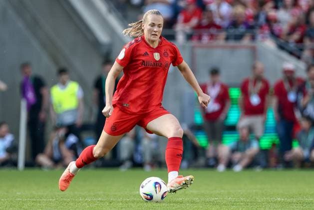 Magdalena Eriksson (FC Bayern München, 5) am Ball, Freisteller, Einzelbild, Ganzkörper, Aktion, Action, Spielszene, DIE DFB-RICHTLINIEN UNTERSAGEN JEGLICHE NUTZUNG VON FOTOS ALS SEQUENZBILDER UND ODER VIDEOÄHNLICHE FOTOSTRECKEN. DFB REGULATIONS PROHIBIT ANY USE OF PHOTOGRAPHS AS IMAGE SEQUENCES AND OR QUASI-VIDEO., 01.05.2025, Köln (Deutschland), Fussball, DFB-Pokal Finale Frauen, FC Bayern München - SV Werder Bremen