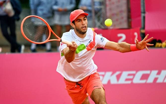 Der Portugiese Nuna Borges erreicht bei den Estoril Open das Viertelfinale. Estoril Open, ATP, Tennis Herren 175 Challenge Tour, 01-05-2025, Achtelfinale: Der Portugiese Nuno BORGES besiegt auf dem ausverkauften Center Court im Achtelfinale der Estoril Open den Ungarn Marton Fucsovics und erreicht das Viertelfinale. Estoril Estoril Tenis Club Lisbon Portugal