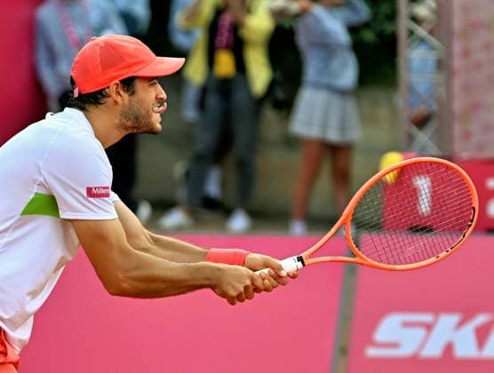 Der Portugiese Nuna Borges erreicht bei den Estoril Open das Viertelfinale. Estoril Open, ATP, Tennis Herren 175 Challenge Tour, 01-05-2025, Achtelfinale: Der Portugiese Nuno BORGES besiegt auf dem ausverkauften Center Court im Achtelfinale der Estoril Open den Ungarn Marton Fucsovics und erreicht das Viertelfinale. Estoril Estoril Tenis Club Lisbon Portugal