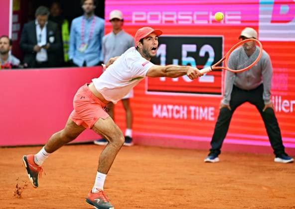 Der Portugiese Nuna Borges erreicht bei den Estoril Open das Viertelfinale. Estoril Open, ATP, Tennis Herren 175 Challenge Tour, 01-05-2025, Achtelfinale: Der Portugiese Nuno BORGES besiegt auf dem ausverkauften Center Court im Achtelfinale der Estoril Open den Ungarn Marton Fucsovics und erreicht das Viertelfinale. Estoril Estoril Tenis Club Lisbon Portugal