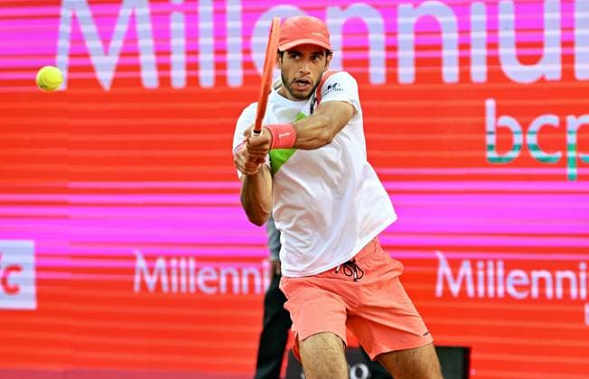 Der Portugiese Nuna Borges erreicht bei den Estoril Open das Viertelfinale. Estoril Open, ATP, Tennis Herren 175 Challenge Tour, 01-05-2025, Achtelfinale: Der Portugiese Nuno BORGES besiegt auf dem ausverkauften Center Court im Achtelfinale der Estoril Open den Ungarn Marton Fucsovics und erreicht das Viertelfinale. Estoril Estoril Tenis Club Lisbon Portugal