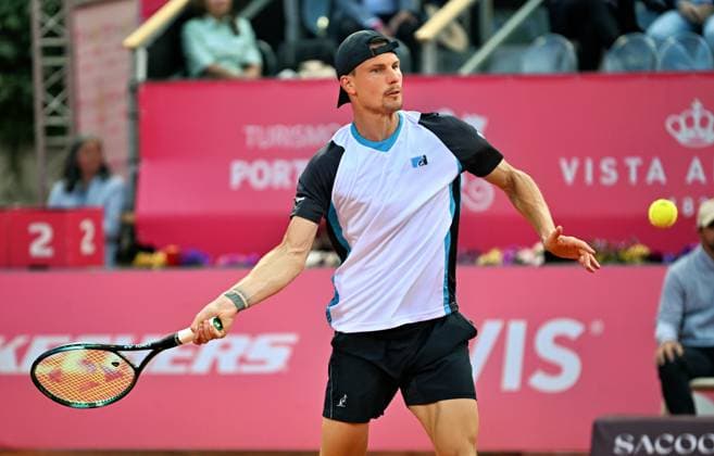 Der Ungar Marton Fucsovics verpasst bei den Estoril Open das Viertelfinale. Estoril Open, ATP, Tennis Herren 175 Challenge Tour, 01-05-2025, Achtelfinale: Der Ungar Marton FUCSOVICS unterliegt dem Portugiesen Nuno Borges im Achtelfinale der Estoril Open nach hartem Kampf knapp in drei Sätzen Estoril Estoril Tenis Club Lisbon Portugal