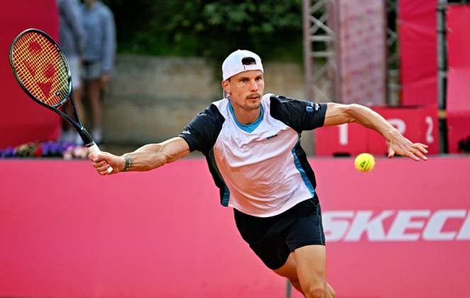 Der Ungar Marton Fucsovics verpasst bei den Estoril Open das Viertelfinale. Estoril Open, ATP, Tennis Herren 175 Challenge Tour, 01-05-2025, Achtelfinale: Der Ungar Marton FUCSOVICS unterliegt dem Portugiesen Nuno Borges im Achtelfinale der Estoril Open nach hartem Kampf knapp in drei Sätzen Estoril Estoril Tenis Club Lisbon Portugal