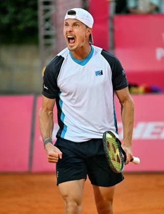 Der Ungar Marton Fucsovics verpasst bei den Estoril Open das Viertelfinale. Estoril Open, ATP, Tennis Herren 175 Challenge Tour, 01-05-2025, Achtelfinale: Der Ungar Marton FUCSOVICS unterliegt dem Portugiesen Nuno Borges im Achtelfinale der Estoril Open nach hartem Kampf knapp in drei Sätzen Estoril Estoril Tenis Club Lisbon Portugal