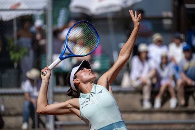 01.05.2025, GER, Frauen, ITF World Tennis Tour - Wiesbaden Tennis Open - Runde der letzten 16 - Einzel Miriam Bianca Bulgaru (ROU) während des Aufschlagspiels. Wiesbaden-Nordenstadt T2 Sports Health Club Hessen Deutschland