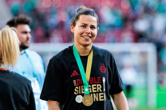 45. DFB-Pokal Finale der Frauen: FC Bayern München - SV Werder Bremen, 01.05.2025 Glückliche Siegerinnen - die FC Bayern München Frauen sind DFB Pokal Siegerinnen 2025 Lena Oberdorf (FC Bayern München, 8) mit Medaille 45. DFB-Pokal Finale der Frauen: FC Bayern München - SV Werder Bremen, Köln, RheinEnergiestadion, 01.05.2025 Copyright: xBEAUTIFULxSPORTS Wunderlx