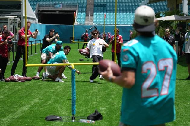 01.05.2025, Miami International Autodrome, Miami, Formula 1 Crypto.com Miami Grand Prix 2025 ,im Bild Charles Leclerc (MCO), Scuderia Ferrari HP spielt American Football mit den Spielern der Miami Delphins. (Photo by Hasan Bratic DeFodi Images)