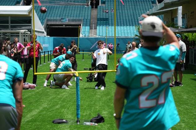 01.05.2025, Miami International Autodrome, Miami, Formula 1 Crypto.com Miami Grand Prix 2025 ,im Bild Charles Leclerc (MCO), Scuderia Ferrari HP spielt American Football mit den Spielern der Miami Delphins. (Photo by Hasan Bratic DeFodi Images)