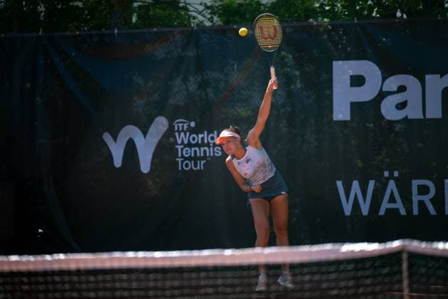 01.05.2025, GER, Frauen, ITF World Tennis Tour - Wiesbaden Tennis Open - Runde der letzten 16 - Einzel Darja Semenistaja (LAT) während des Aufschlagspiels. Wiesbaden-Nordenstadt T2 Sports Health Club Hessen Deutschland