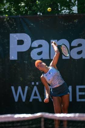 01.05.2025, GER, Frauen, ITF World Tennis Tour - Wiesbaden Tennis Open - Runde der letzten 16 - Einzel Darja Semenistaja (LAT) während des Aufschlagspiels. Wiesbaden-Nordenstadt T2 Sports Health Club Hessen Deutschland