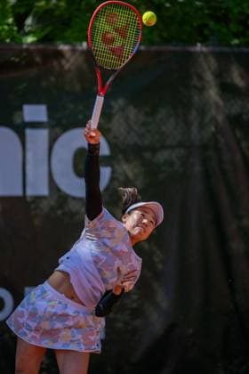 01.05.2025, GER, Frauen, ITF World Tennis Tour - Wiesbaden Tennis Open - Runde der letzten 16 - Einzel Nao Hibino (JPN) während des Aufschlagspiels. Wiesbaden-Nordenstadt T2 Sports Health Club Hessen Deutschland