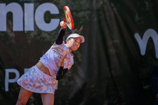 01.05.2025, GER, Frauen, ITF World Tennis Tour - Wiesbaden Tennis Open - Runde der letzten 16 - Einzel Nao Hibino (JPN) während des Aufschlagspiels. Wiesbaden-Nordenstadt T2 Sports Health Club Hessen Deutschland