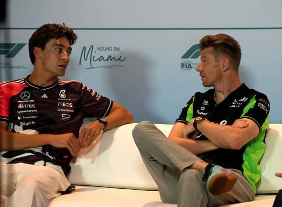 01.05.2025, Miami International Autodrome, Miami, Formula 1 Crypto.com Miami Grand Prix 2025 ,im Bild George Russell (GBR), Mercedes-AMG Petronas Formula One Team, Nico Hülkenberg (DEU), Stake F1 Team Kick Sauber (Photo by Hasan Bratic DeFodi Images)