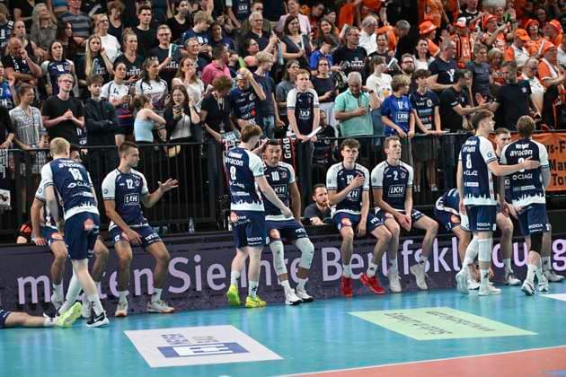 GER; 1.VBL, SVG Lueneburg vs Berlin Recycling Volleys 01.05.2025, LKH Arena, Lueneburg, GER; 1. VBL, Play Offs, Finale, SVG Lueneburg vs Berlin Recycling Volleys im Bild die Lueneburger Mannschaft enttaeuscht nach dem Spiel