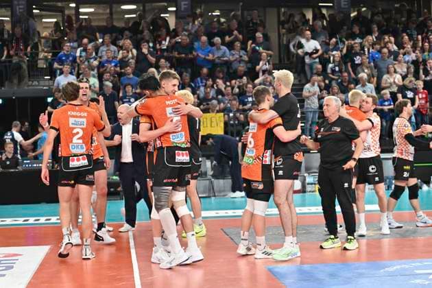 GER; 1.VBL, SVG Lueneburg vs Berlin Recycling Volleys 01.05.2025, LKH Arena, Lueneburg, GER; 1. VBL, Play Offs, Finale, SVG Lueneburg vs Berlin Recycling Volleys im Bild die Berliner Mannschaft jubelt nach dem Sieg