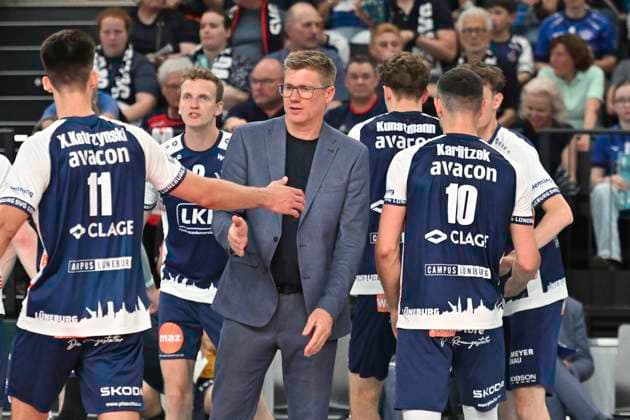GER; 1.VBL, SVG Lueneburg vs Berlin Recycling Volleys 01.05.2025, LKH Arena, Lueneburg, GER; 1. VBL, Play Offs, Finale, SVG Lueneburg vs Berlin Recycling Volleys im Bild Trainer Stefan Huebner (Hübner Lueneburg) mit seiner Mannschaft