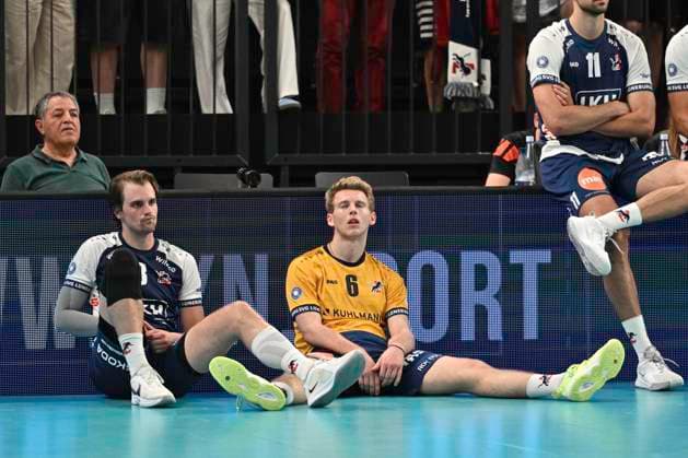 GER; 1.VBL, SVG Lueneburg vs Berlin Recycling Volleys 01.05.2025, LKH Arena, Lueneburg, GER; 1. VBL, Play Offs, Finale, SVG Lueneburg vs Berlin Recycling Volleys im Bild Michael Patrick Wright (Lueneburg 03) und Gage Thomas Worsley (Lueneburg 06) enttaeuscht nach dem Spiel