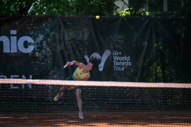 01.05.2025, GER, Frauen, ITF World Tennis Tour - Wiesbaden Tennis Open - Runde der letzten 16 - Einzel Tereza Valentova (CZE) während des Aufschlagspiels. Wiesbaden-Nordenstadt T2 Sports Health Club Hessen Deutschland