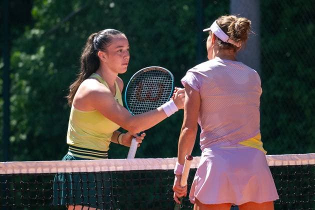 01.05.2025, GER, Frauen, ITF World Tennis Tour - Wiesbaden Tennis Open - Runde der letzten 16 - Einzel Tereza Valentova (CZE) und Katarzyna Kawa (POL, rechts) klatschen sich nach dem Spiel ab. Wiesbaden-Nordenstadt T2 Sports Health Club Hessen Deutschland
