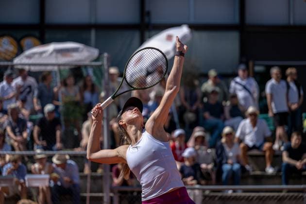 01.05.2025, GER, Frauen, ITF World Tennis Tour - Wiesbaden Tennis Open - Runde der letzten 16 - Einzel Mona Barthel (GER) während des Aufschlagspiels. Wiesbaden-Nordenstadt T2 Sports Health Club Hessen Deutschland