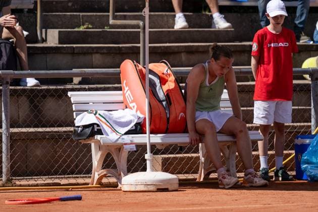 01.05.2025, GER, Frauen, ITF World Tennis Tour - Wiesbaden Tennis Open - Runde der letzten 16 - Einzel Anna Siskova (CZE) ist nach ihrem Ausscheiden mehr als enttäuscht. Den Schläger hat sie auf dem Weg zur Bank weggeworfen. Wiesbaden-Nordenstadt T2 Sports Health Club Hessen Deutschland