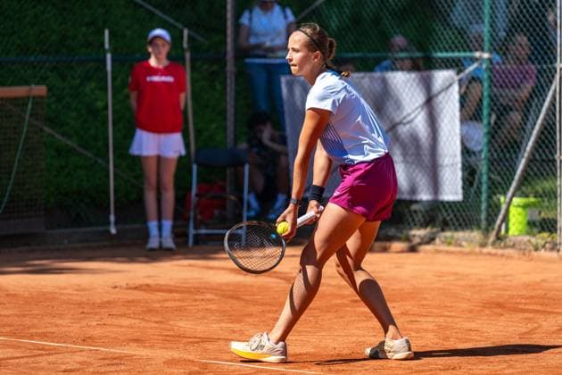 01.05.2025, GER, Frauen, ITF World Tennis Tour - Wiesbaden Tennis Open - Runde der letzten 16 - Einzel Hanne Vandewinkel (BEL) während des Aufschlagspiels. Wiesbaden-Nordenstadt T2 Sports Health Club Hessen Deutschland