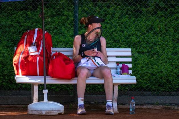 01.05.2025, GER, Frauen, ITF World Tennis Tour - Wiesbaden Tennis Open - Runde der letzten 16 - Einzel Simona Waltert (SUI) sitzt auf der Bank. Wiesbaden-Nordenstadt T2 Sports Health Club Hessen Deutschland