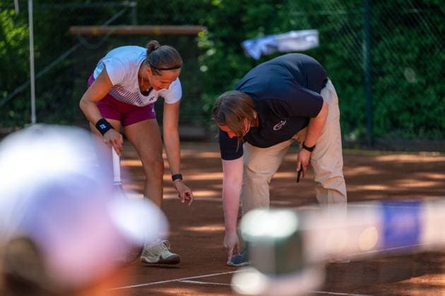 01.05.2025, GER, Frauen, ITF World Tennis Tour - Wiesbaden Tennis Open - Runde der letzten 16 - Einzel War der Ball nun im oder außerhalb des Feldes? Dikussion zwischen Hanne Vandewinkel (BEL) und der Stuhlrichterin. Wiesbaden-Nordenstadt T2 Sports Health Club Hessen Deutschland