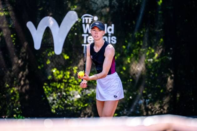 01.05.2025, GER, Frauen, ITF World Tennis Tour - Wiesbaden Tennis Open - Runde der letzten 16 - Einzel Simona Waltert (SUI) während des Aufschlagspiels. Wiesbaden-Nordenstadt T2 Sports Health Club Hessen Deutschland
