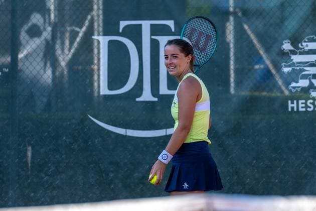 01.05.2025, GER, Frauen, ITF World Tennis Tour - Wiesbaden Tennis Open - Runde der letzten 16 - Einzel Jodie Anna Burrage (GBR) lächelt während des Aufschlagspiels. Wiesbaden-Nordenstadt T2 Sports Health Club Hessen Deutschland