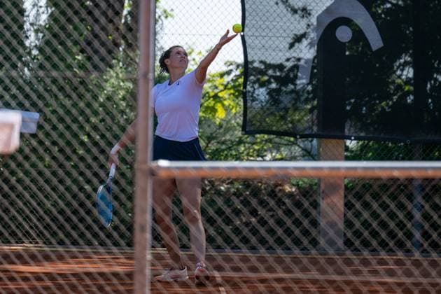 01.05.2025, GER, Frauen, ITF World Tennis Tour - Wiesbaden Tennis Open - Viertelfinale Doppel Miriam Skoch (CZE) während des Aufschlagspiels. Wiesbaden-Nordenstadt T2 Sports Health Club Hessen Deutschland