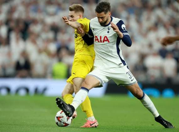 Tottenham Hotspur v FK Bodo Glimt - UEFA Europa League 2024 25 Semi Final First Leg Fredrik Sjovold of FK Bodo Glimt and Rodrigo Bentancur of Tottenham Hotspur challenge during the UEFA Europa League 2024 25 Quarter Final Second Leg match between Tottenham Hotspur and FK Bodo Glimt at Tottenham Hotspur Stadium on May 1, 2025 in London, England. London Tottenham Hotspur Stadium England United Kingdom Copyright: xNigelxFrench Sportsphoto APLx 14126106