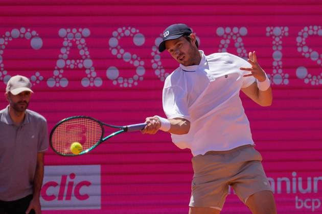 Gastao Elias Vs Nicolas Jarry in Estoril, Portugal - 01 May 2025 Nicolas Jarry (C) plays against Gastao Elias (not visible) during the round of 16 of Millennium Estoril Open Challenger 175 tennis tournament at the Clube de Tenis do Estoril. Final score: Gastao Elias 1: 2 Nicolas Jarry. Estoril Portugal Copyright: xBrunoxdexCarvalhox xSOPAxImagesx 0815796350st
